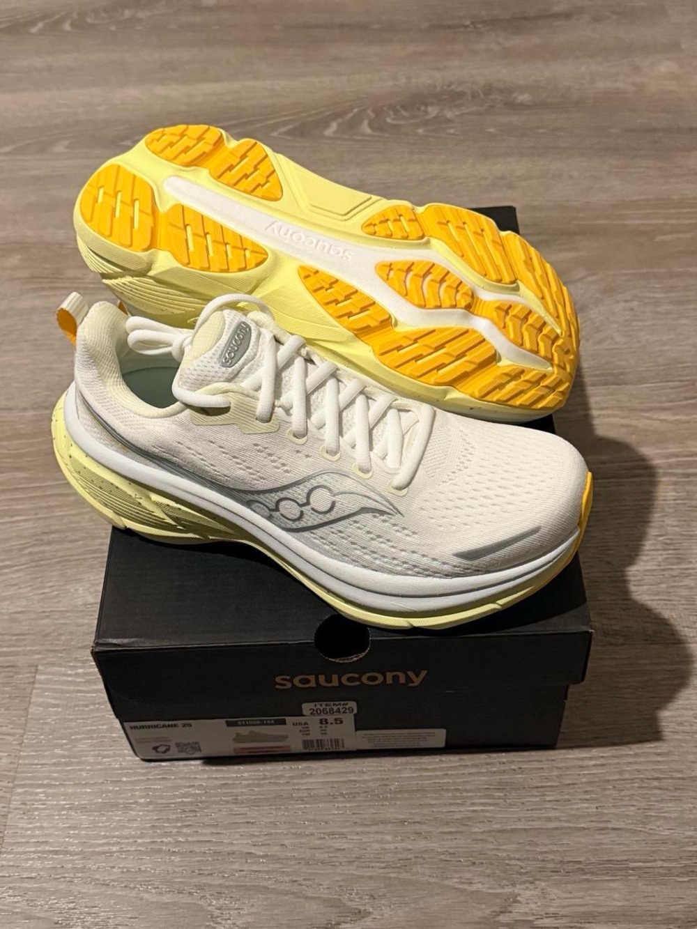 Saucony Hurricane 25 Women’s 8.5 Ivory Tender Running Shoes New